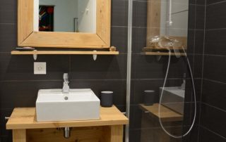 Rénovation appartement Serre Chevalier – salle d'eau moderne